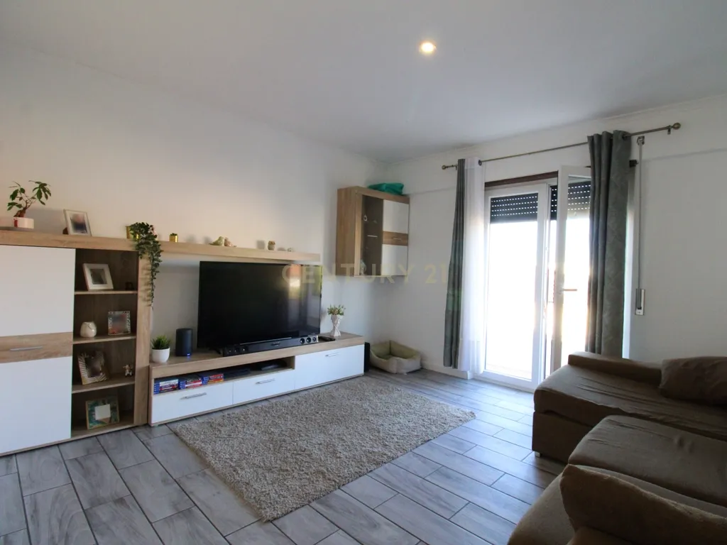 Espetacular Moradia T5 no Casal Do Marco com Garagem - Image 3
