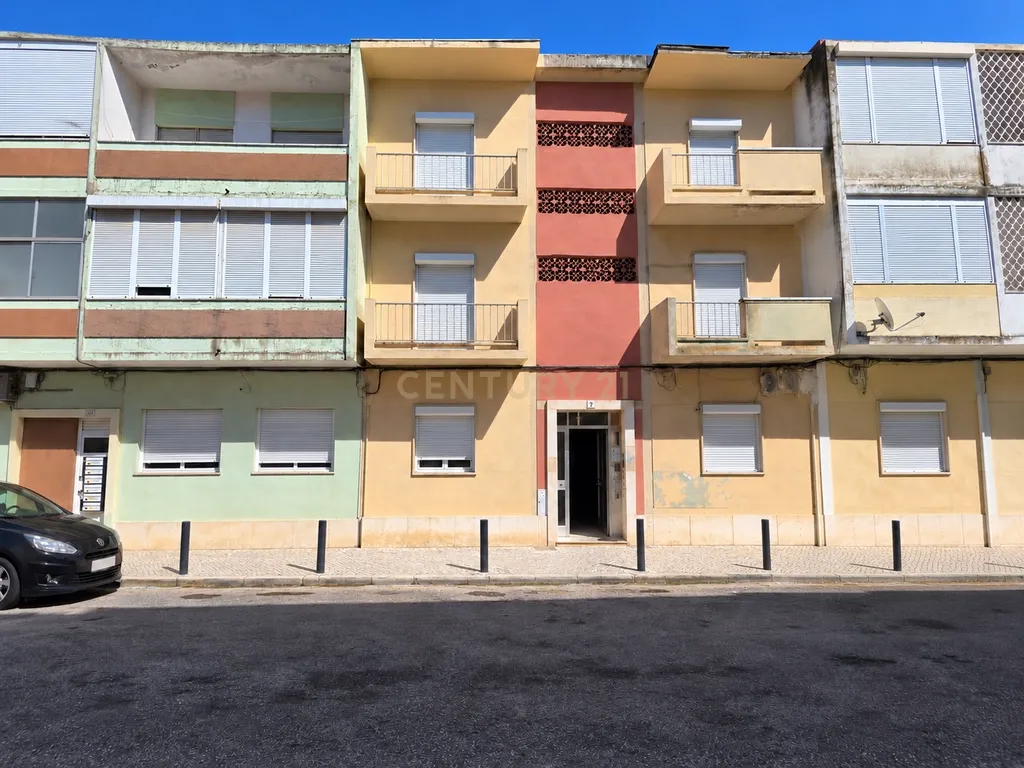 Prédio de 2 andares com quintal e anexos em Santo André, Barreiro - Image 2