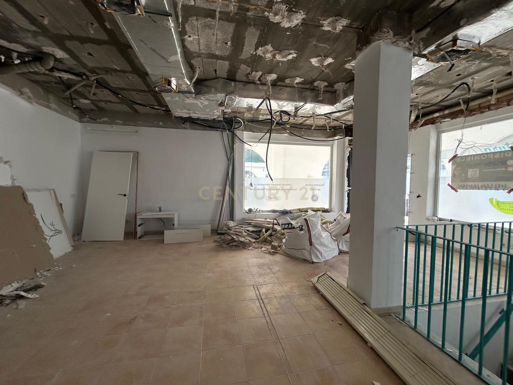 Loja Comercial em Renovação com Terraço e Vista para a Cidade - Image 8