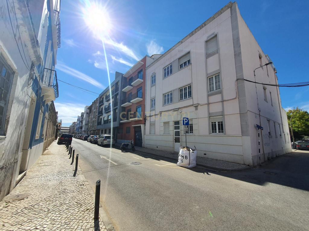 Armazém no centro do Barreiro com 3.296 m2 para construção de três prédios - Image 2