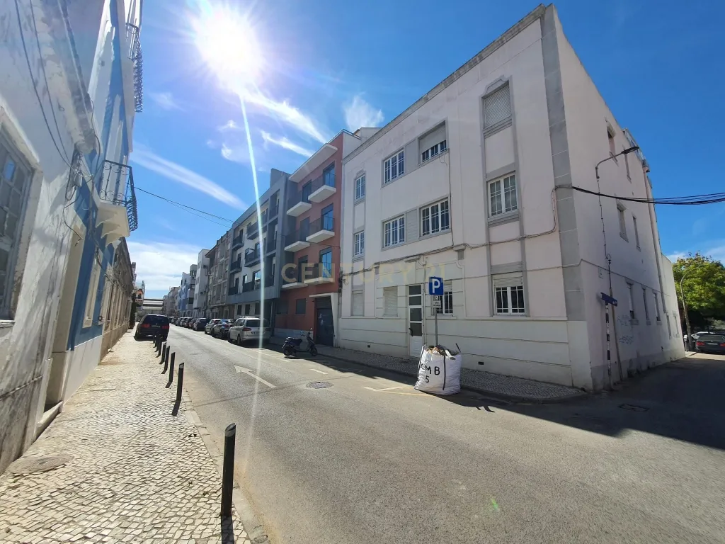 Armazém no centro do Barreiro com 3.296 m2 para construção de três prédios - Image 2