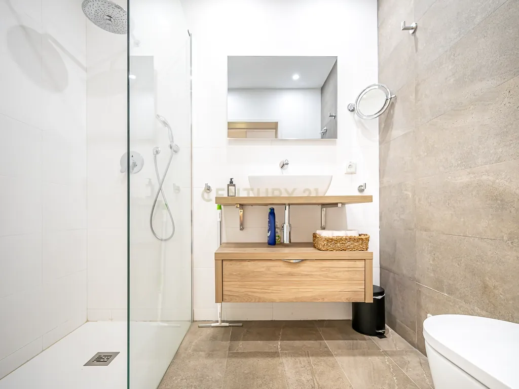 Apartamento T3 com terraço, garagem e elevador na Rua do Benformoso, em Lisboa - Image 10