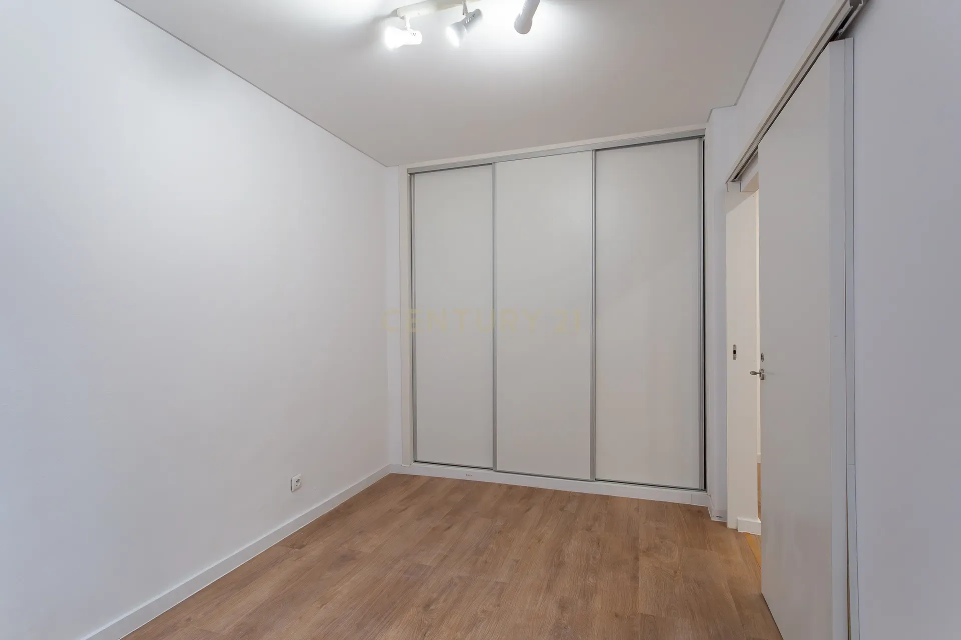 🏡 Apartamento T1+1 na Bica – Viva no coração histórico de Lisboa - Image 15