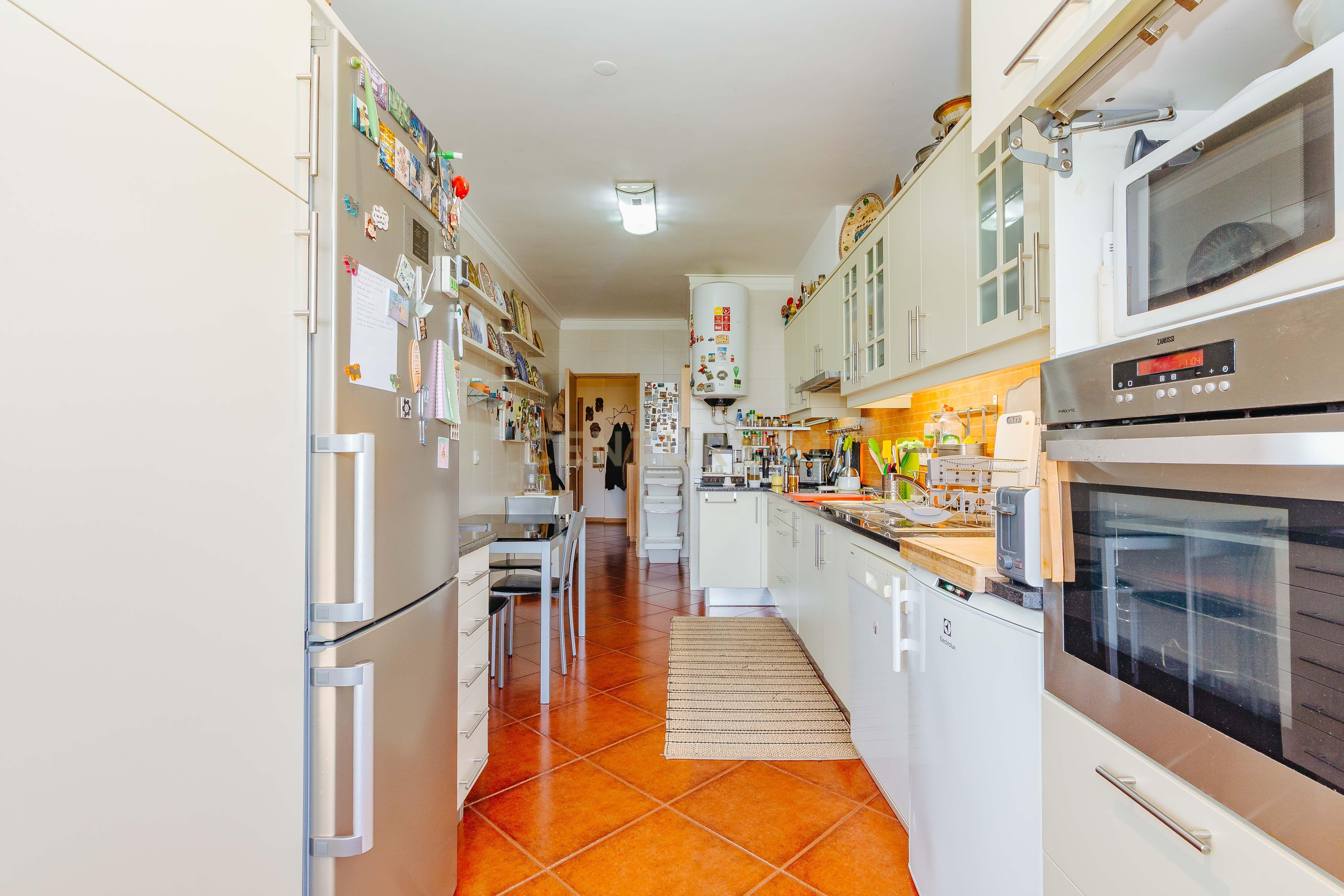 Apartamento T3 com 119 m² em Alfornelos – Remodelado, 2 WC, facilidade de estacionamento e proximidade à estação do Metro - Image 2