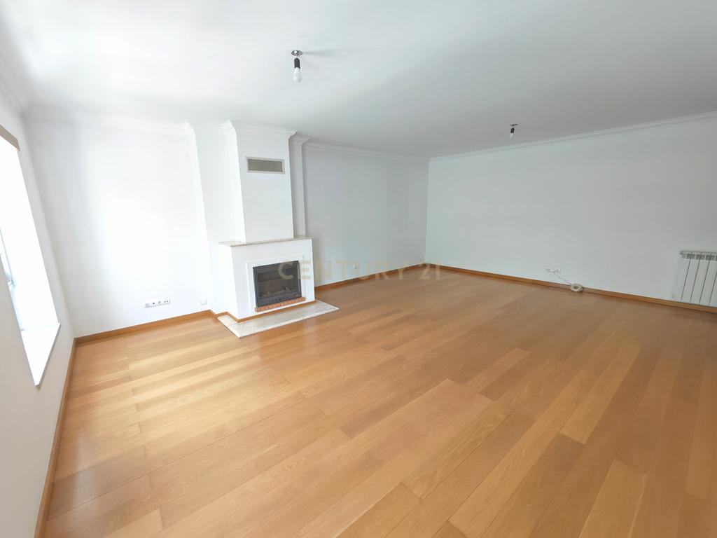 Imóvel T3 espaçoso nas Picoas, com 3 WC, 2 estacionamentos - Image 6