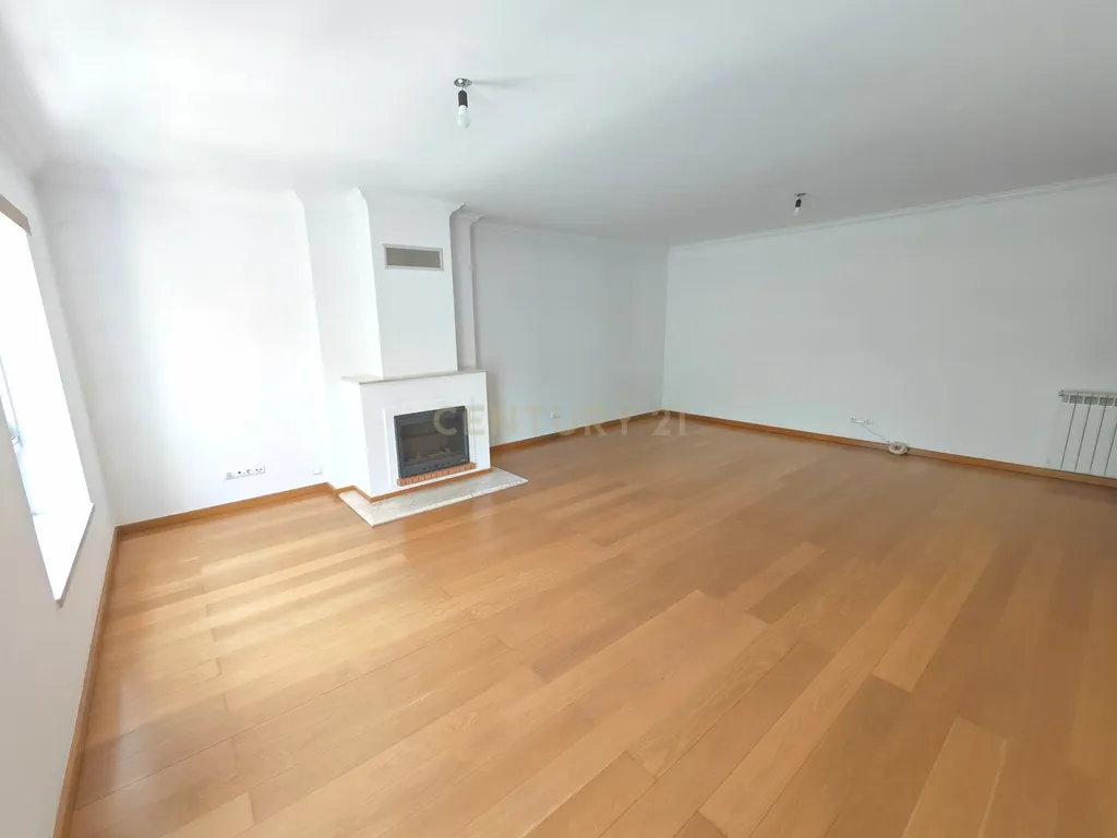 Imóvel T3 espaçoso nas Picoas, com 3 WC, 2 estacionamentos - Image 6
