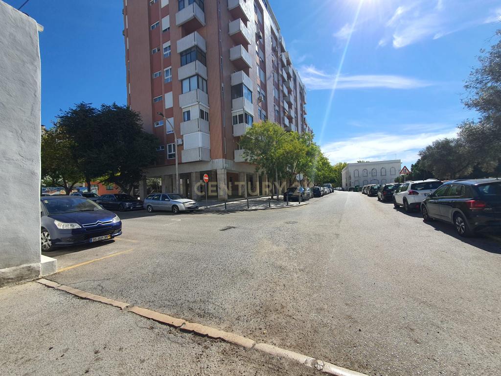 Armazém no centro do Barreiro com 3.296 m2 para construção de três prédios - Image 9