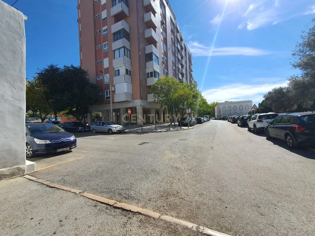 Armazém no centro do Barreiro com 3.296 m2 para construção de três prédios - Image 9