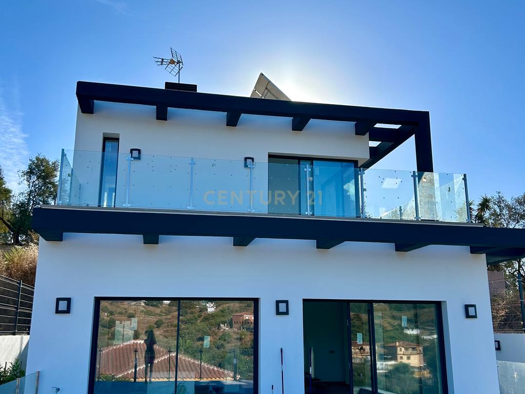 Luxuosa Moradia T4 com Piscina em Málaga, Andalucía - Image 1