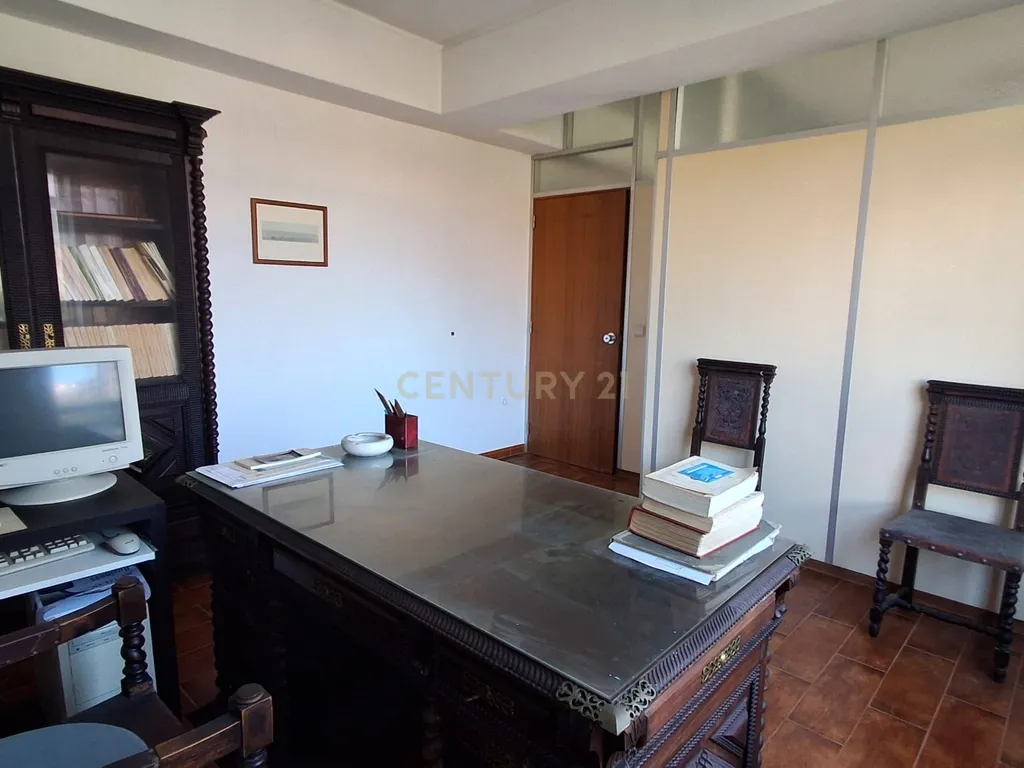ATENÇÃO INVESTIDORES! Excelente oportunidade de investimento na Amadora. Escritório com 34 m² de área total, dividido em duas salas e corredor. - Image 4