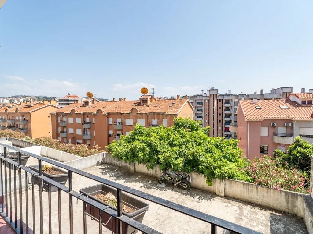 Apartamento T3+1 com logradouro e estacionamento privativos e sótão independente rentabilizado – Bairro Norton de Matos - Coimbra - Image 18