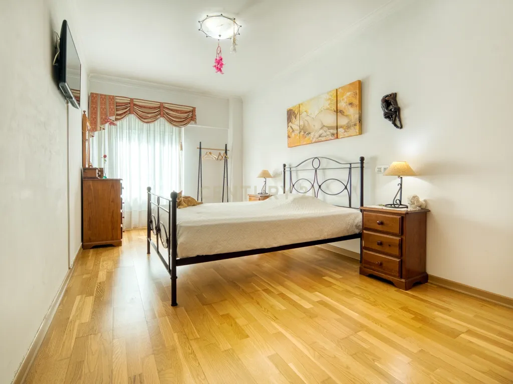 T3 espaçoso e luminoso no coração de Prior Velho - Image 13