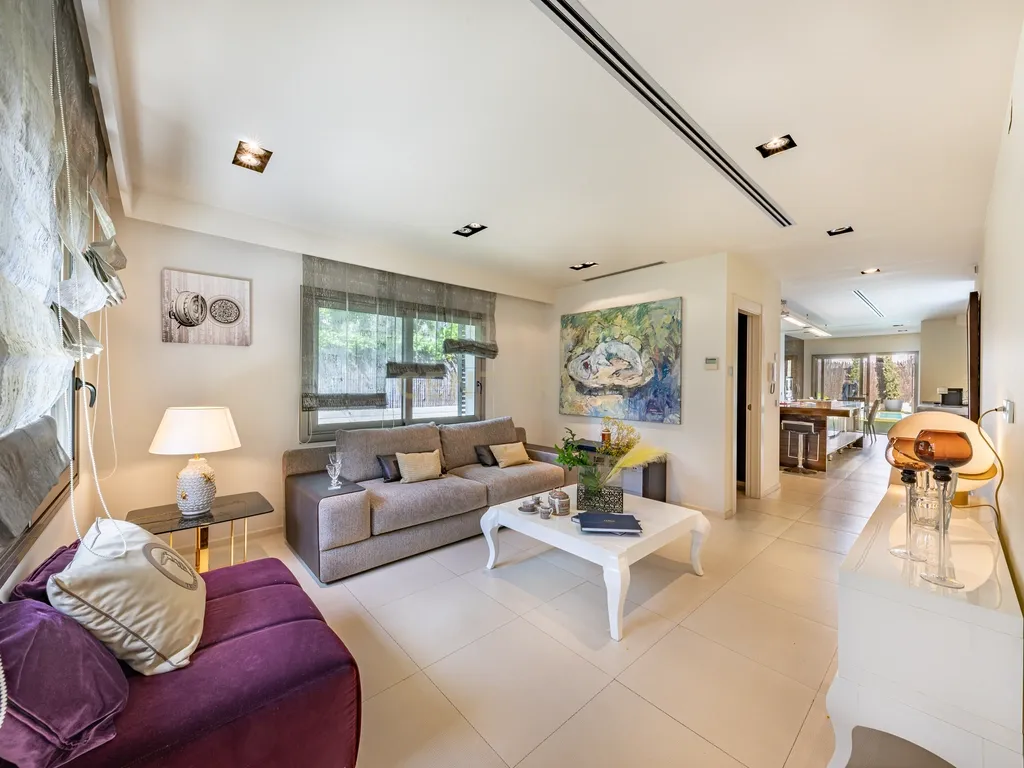 Villa de Design em Segunda Linha de Mar em Sitges com Mobiliário de Marcas de Luxo - Image 13