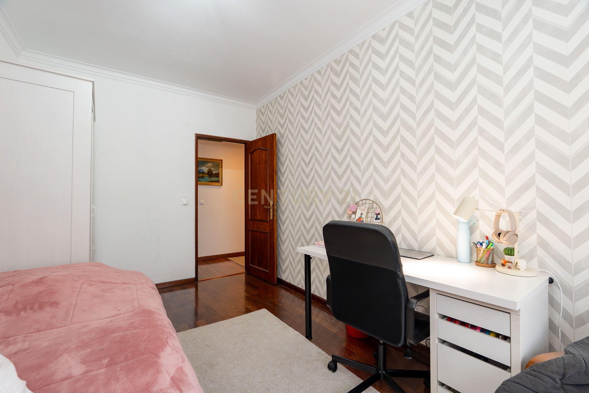 Apartamento T3 com garagem para 2 viaturas Monte Abraão - Image 21