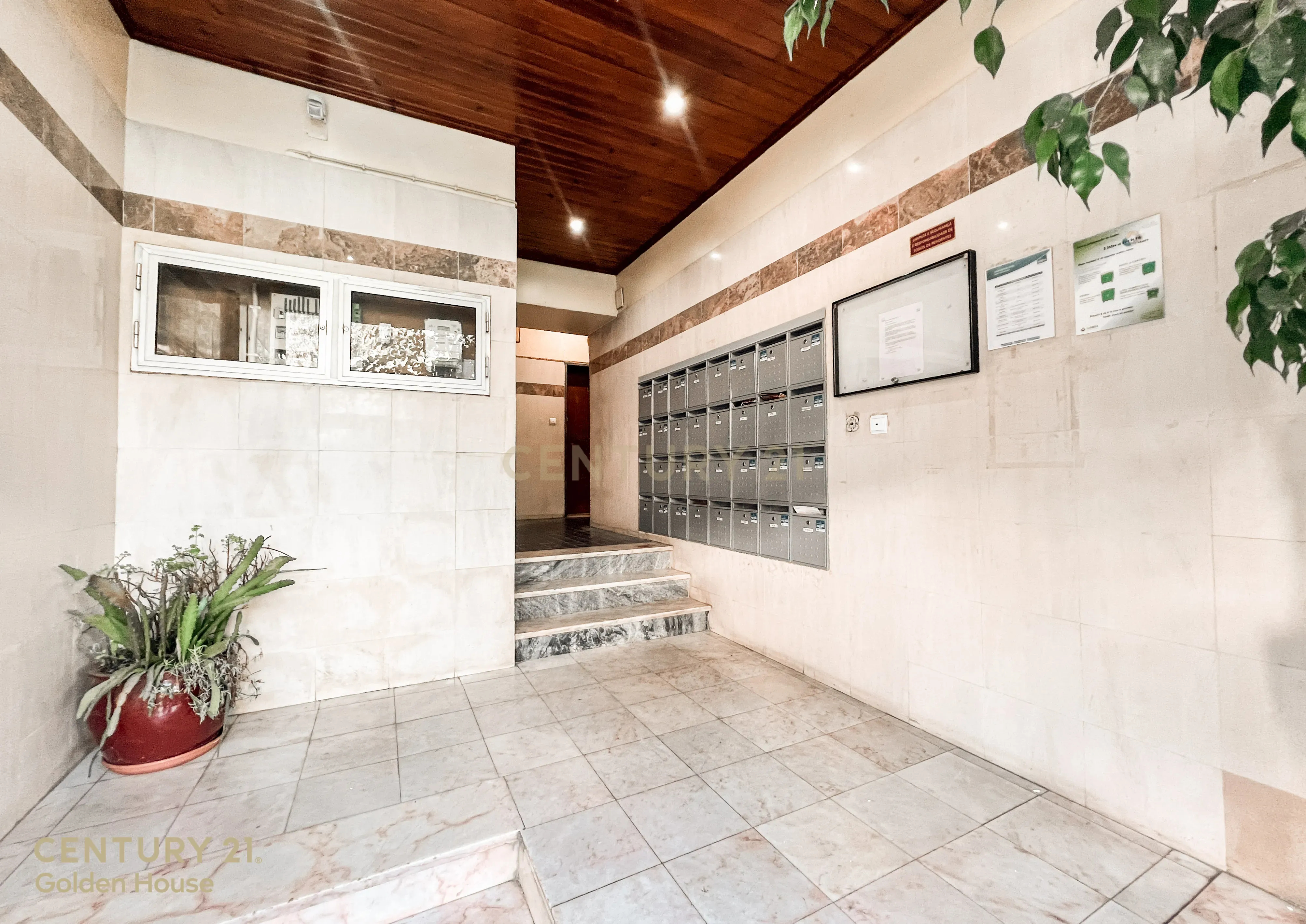 Apartamento Renovado T1 com Vista Panorâmica em Lisboa - Image 13