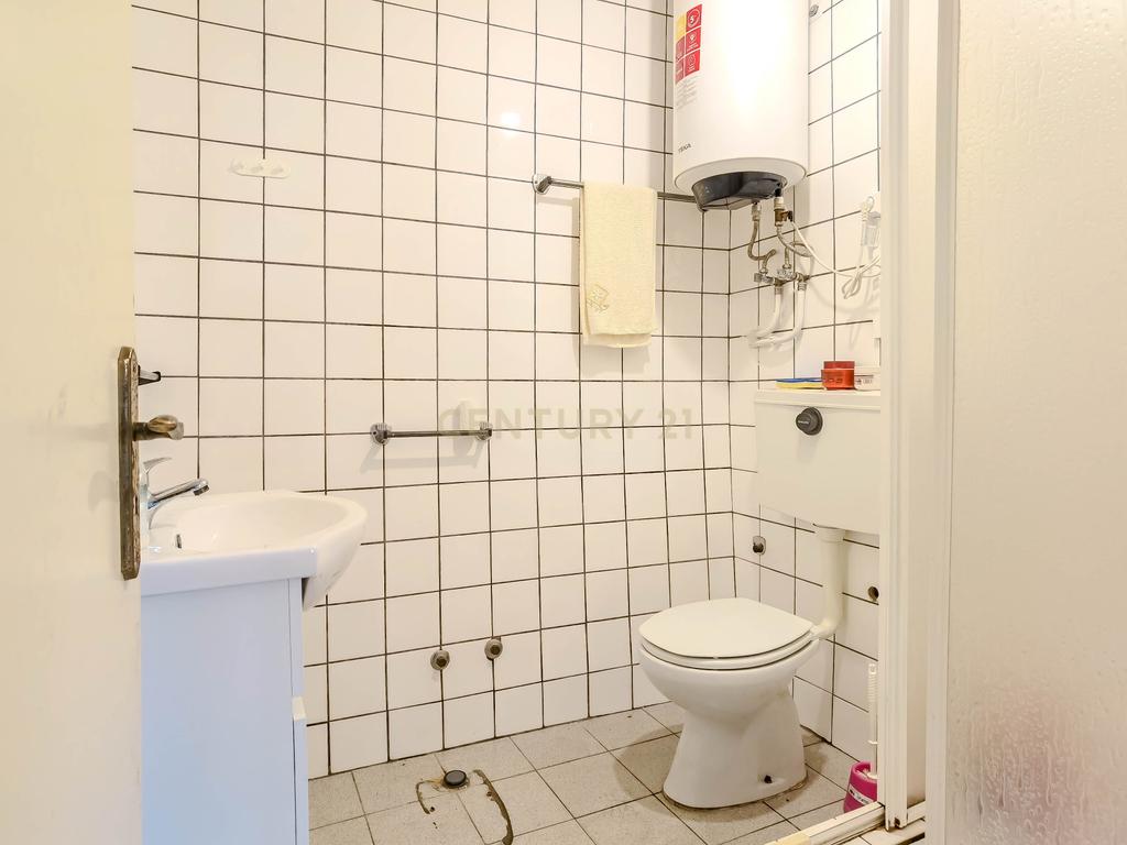 Moradia T2 com 70 m² localizada em Foz Côa, no Largo do Rossio, em pleno Alto Douro Vinhateiro. - Image 24