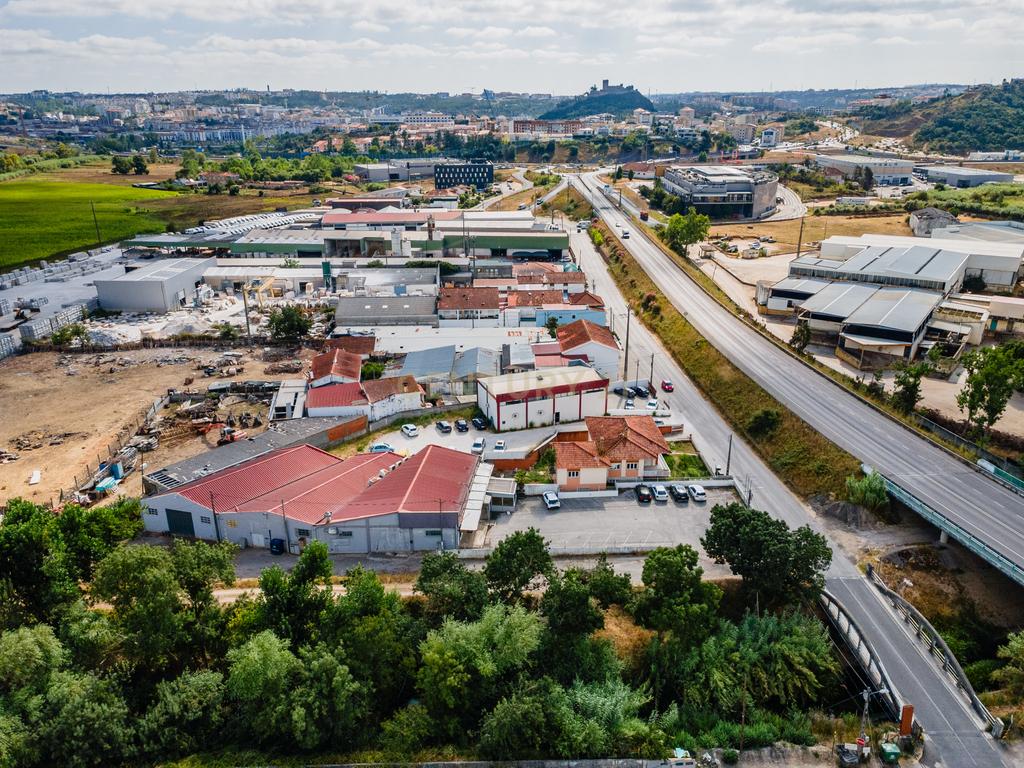 Armazém composto por 3 Edifícios e Amplo Logradouro – Ponte das Mestras, Leiria - Image 1