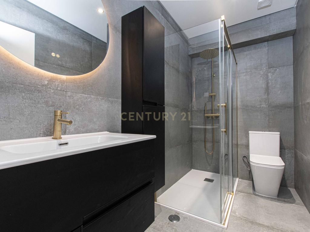 T3 Totalmente Remodelado com Vista Rio | Cacilhas, Almada - Image 13