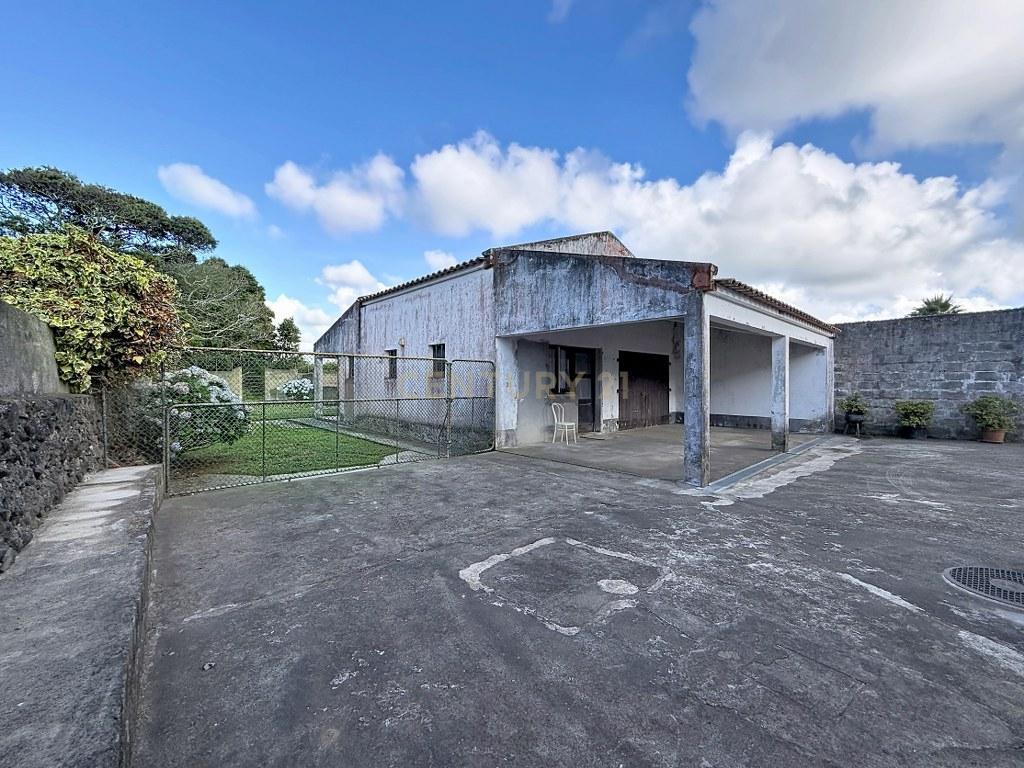 Moradia T3+1 térrea com garagem, jardim e amplo terreno — Aflitos, Fenais da Luz - Image 53