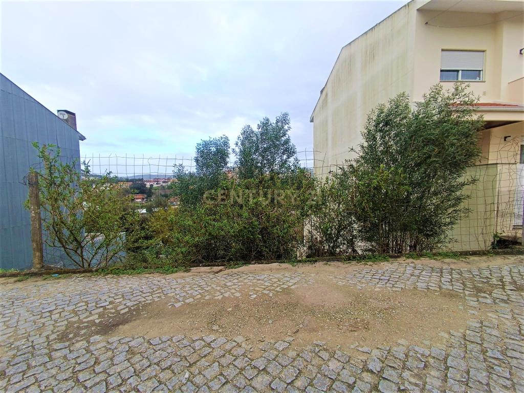 Lote para construção de moradia com 3 frentes perto do Freixo em Valbom, Gondomar, Porto - Image 1
