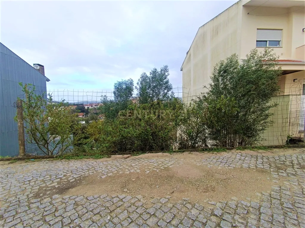 Lote para construção de moradia com 3 frentes perto do Freixo em Valbom, Gondomar, Porto - Image 1