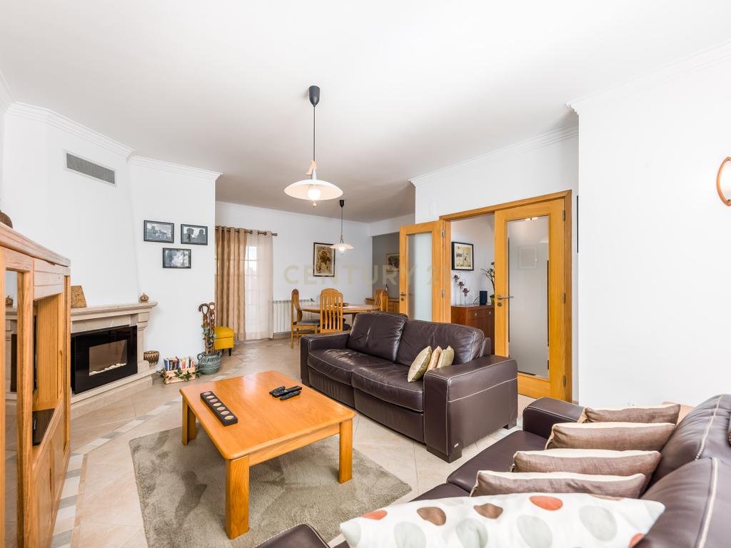 Moradia T4 Isolada com Jardim, em Vale Flores - Viva com qualidade e conforto às portas de Lisboa - Image 12