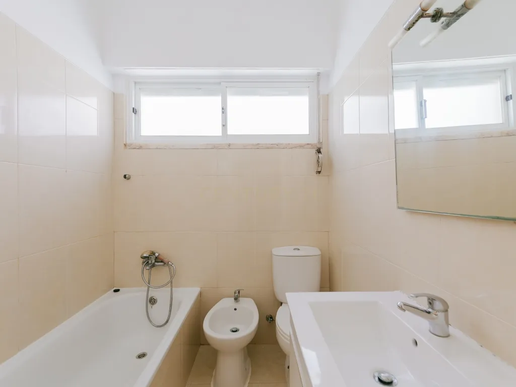 APARTAMENTO T4 COM VARANDA NO BEATO - EXCELENTE LOCALIZAÇÃO - Image 18