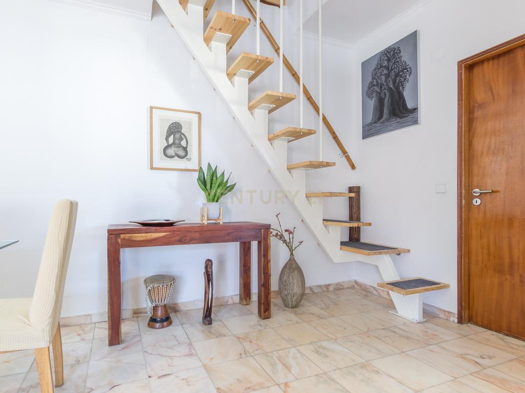 Quinta do Conde - Andar de moradia, 1º andar , com varandas e quatro quartos - Image 8