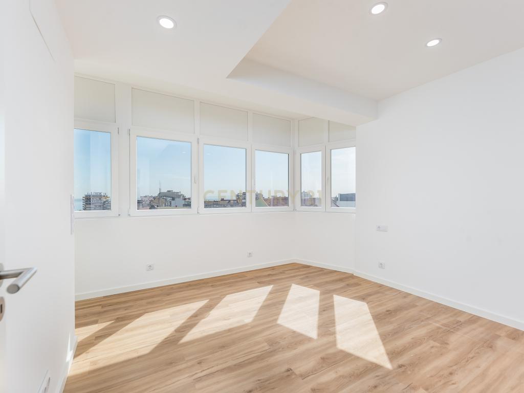 T2 Totalmente Remodelado com Terraço — Almada Centro. - Image 18