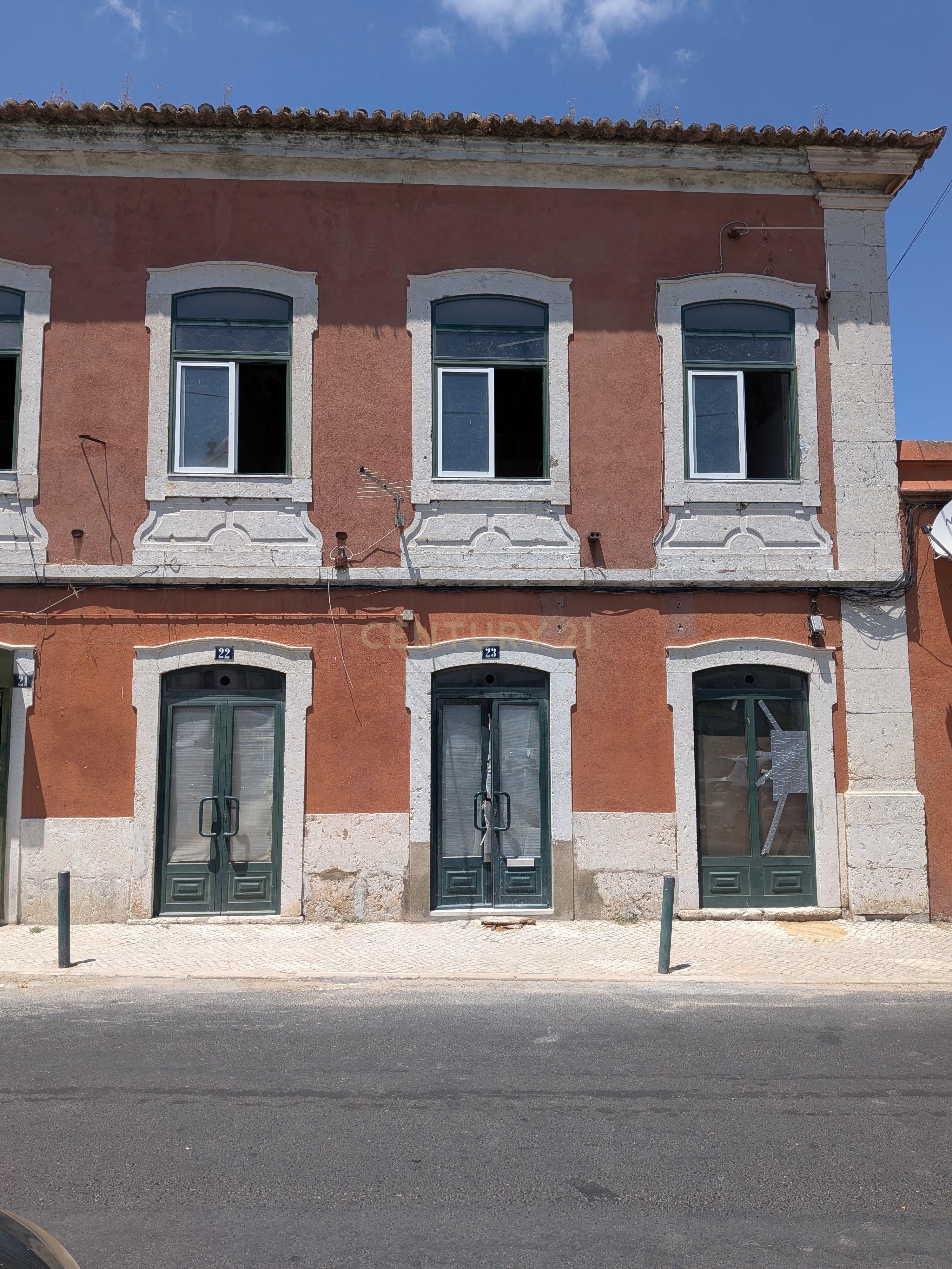 Fotografia 2 de Loja Renovada em Santa Clara, Lisboa - Excelente Oportunidade