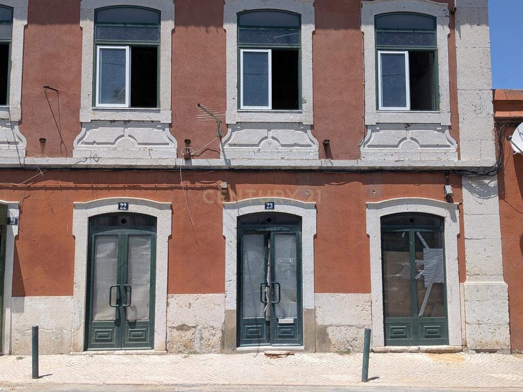 Loja Renovada em Santa Clara, Lisboa - Excelente Oportunidade - Image 2