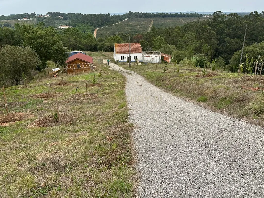 Moradia em ruína com 5.570 m² de terreno em Alvorninha - Image 4