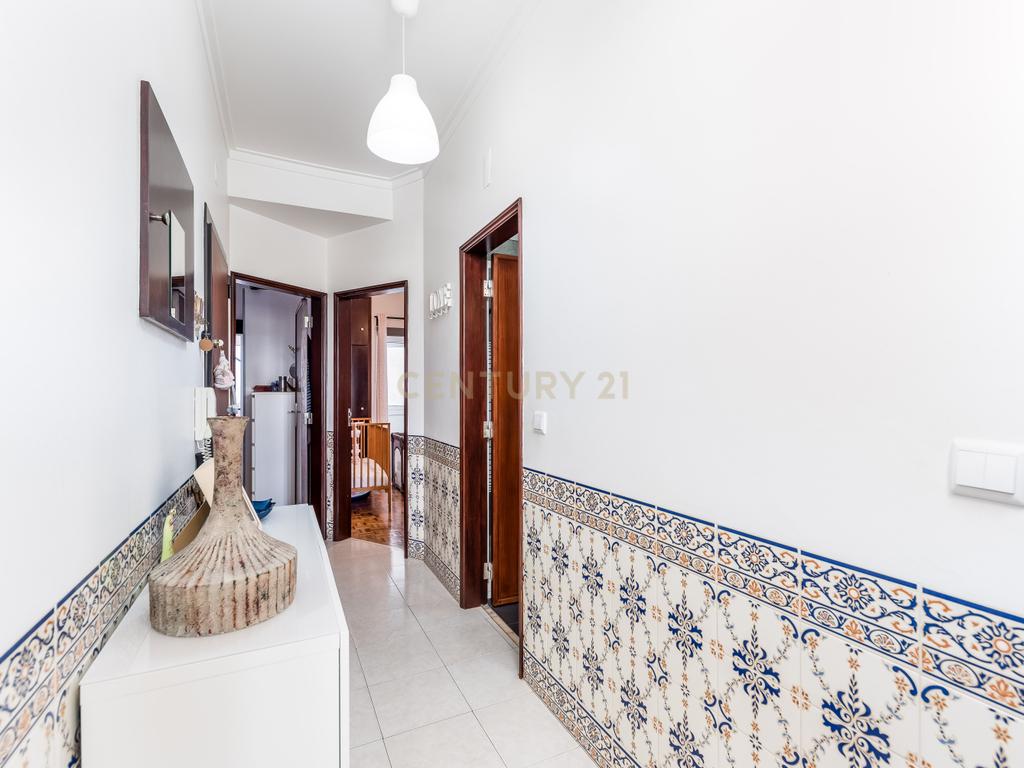 Apartamento T2 em Linda-a-Velha – Remodelado com Terraço e Excelente Localização - Image 7