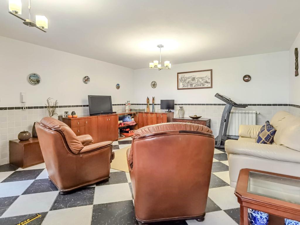 Moradia T4 de 4 Frentes com Jardim, Cozinha Regional e Garagem – Custoias, Matosinhos - Image 27