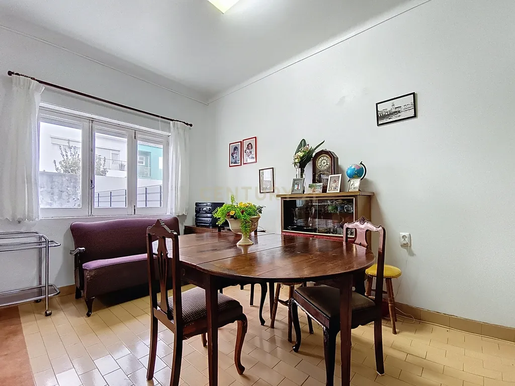 Casa Espetacular em Ponta Delgada com Jardim e Garagem - Image 11