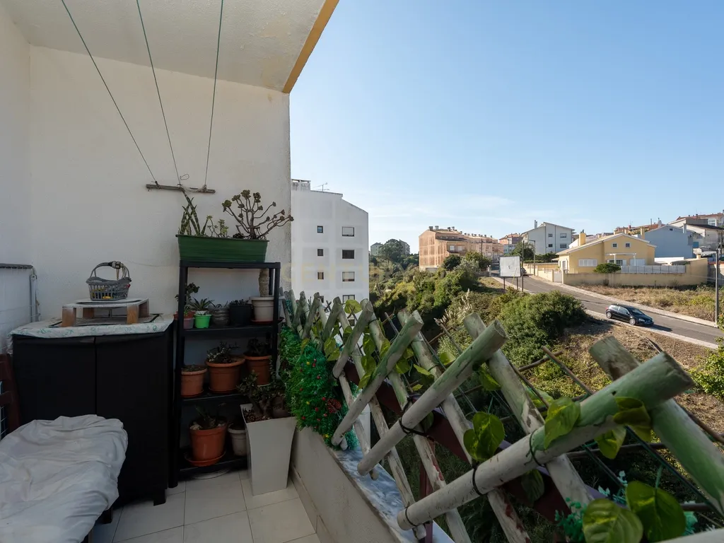 Apartamento de tipologia T2, com varanda, 1 wc e arrecadação, localizado em Agualva – Cacém, inserido em prédio de construção de 1996. - Image 11