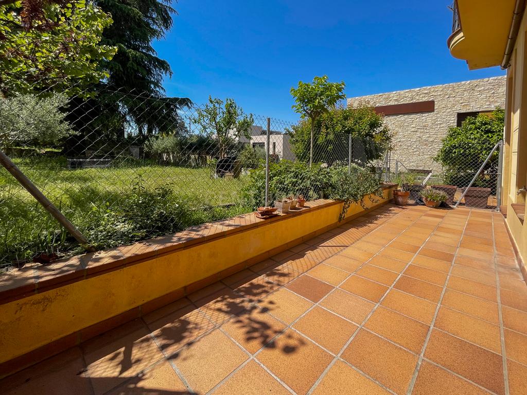 Encanto modernista no rés do chão com jardim – La Garriga - Image 38
