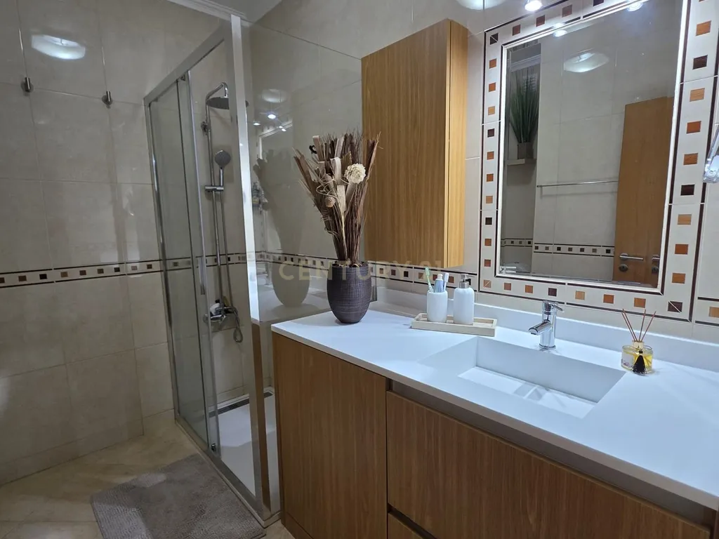 Apartamento T2 com Excelentes Áreas e Varanda Ampla na Quinta dos Arcos, Armação de Pera - Image 3