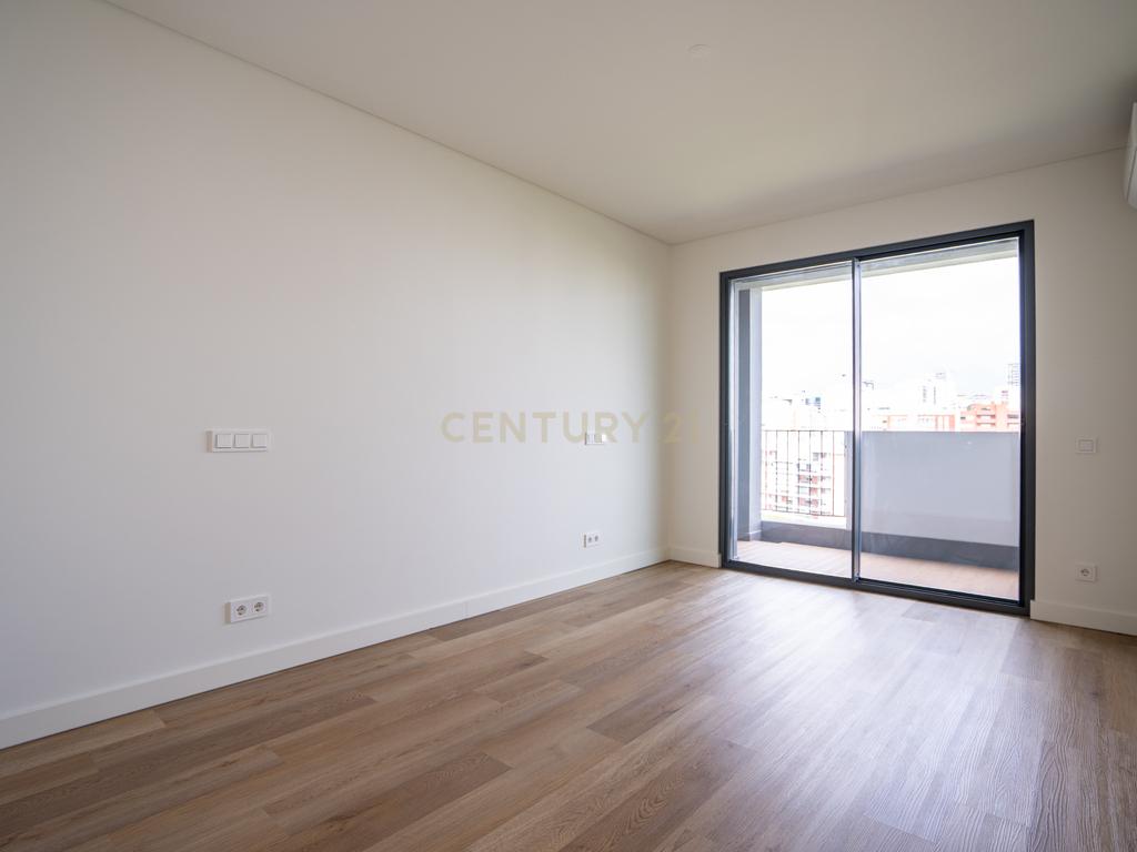 Exclusivo T3 no Terraces Mirear com Varanda, Piscina, Ginásio e Sauna – Miraflores - Image 25