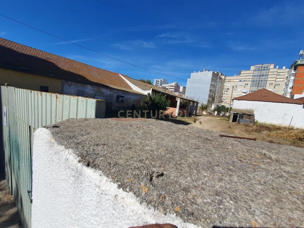 Armazém no centro do Barreiro com 3.296 m2 para construção de três prédios - Image 12