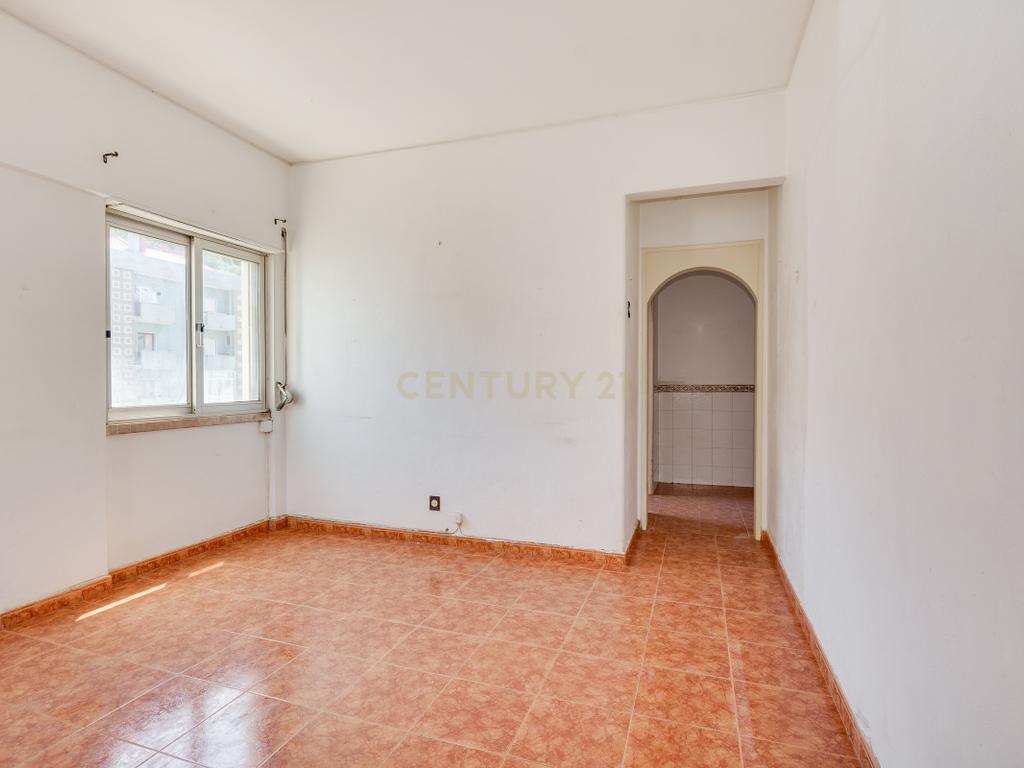 T2 Luminoso na Vila da Apelação – Espaço, Conforto e Potencial - Image 14