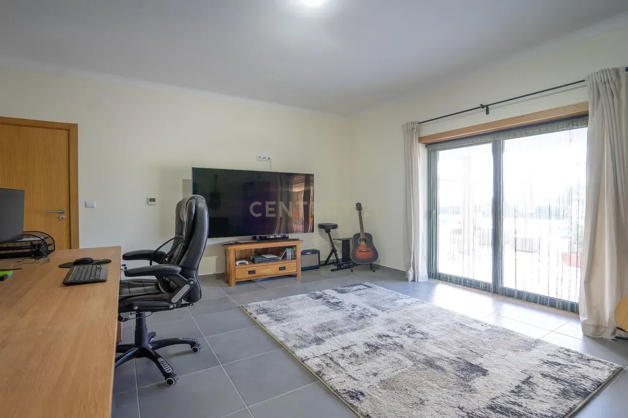 Moradia T4 de qualidade em estado novo com varanda coberta, piscina, terraço, jardim,canil,garagem dupla e vistas boas numa localização sossegada - Image 35