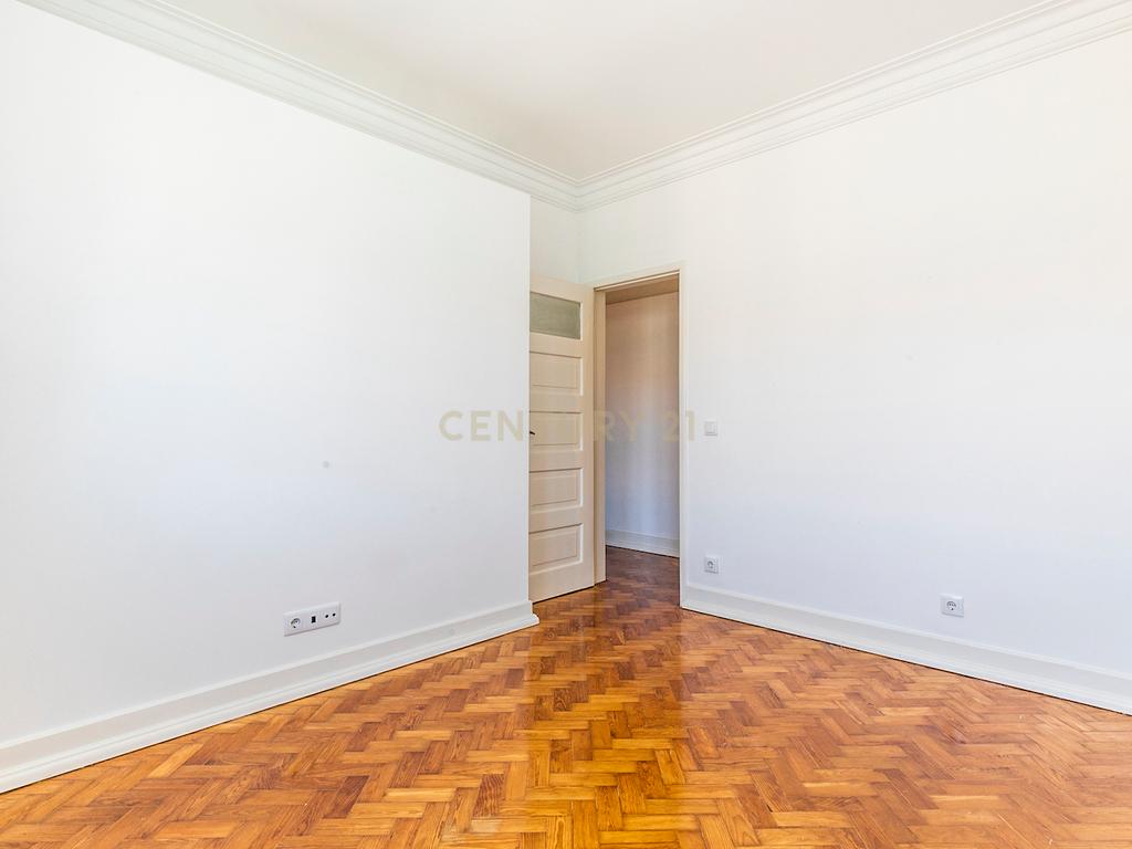 Apartamento T3 renovado para arrendamento na Avenida de Roma com elevador - Image 14