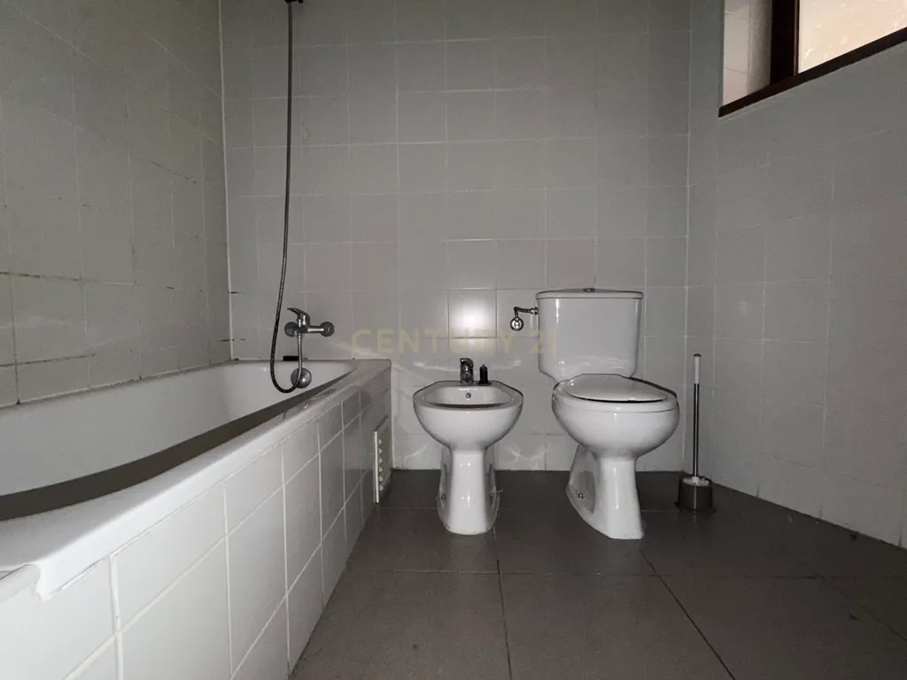 Apartamento T3 com Três Lugares de Estacionamento e Arrecadação, em Setúbal - Image 17
