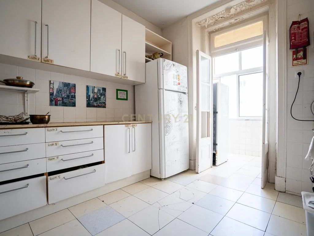 Apartamento Único com Vista sobre o Campo Pequeno – Lisboa - Image 13
