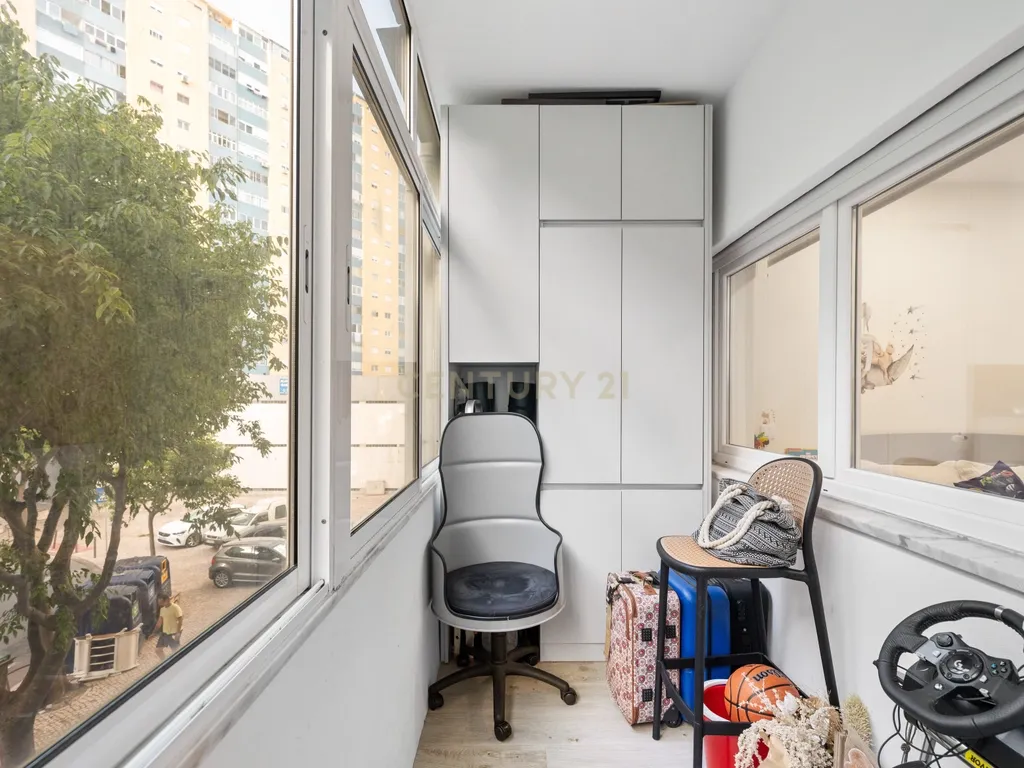 Espaçoso T3 Remodelado com Vista Rio em Cacilhas (+ Opção de Garagem BOX) - Image 21