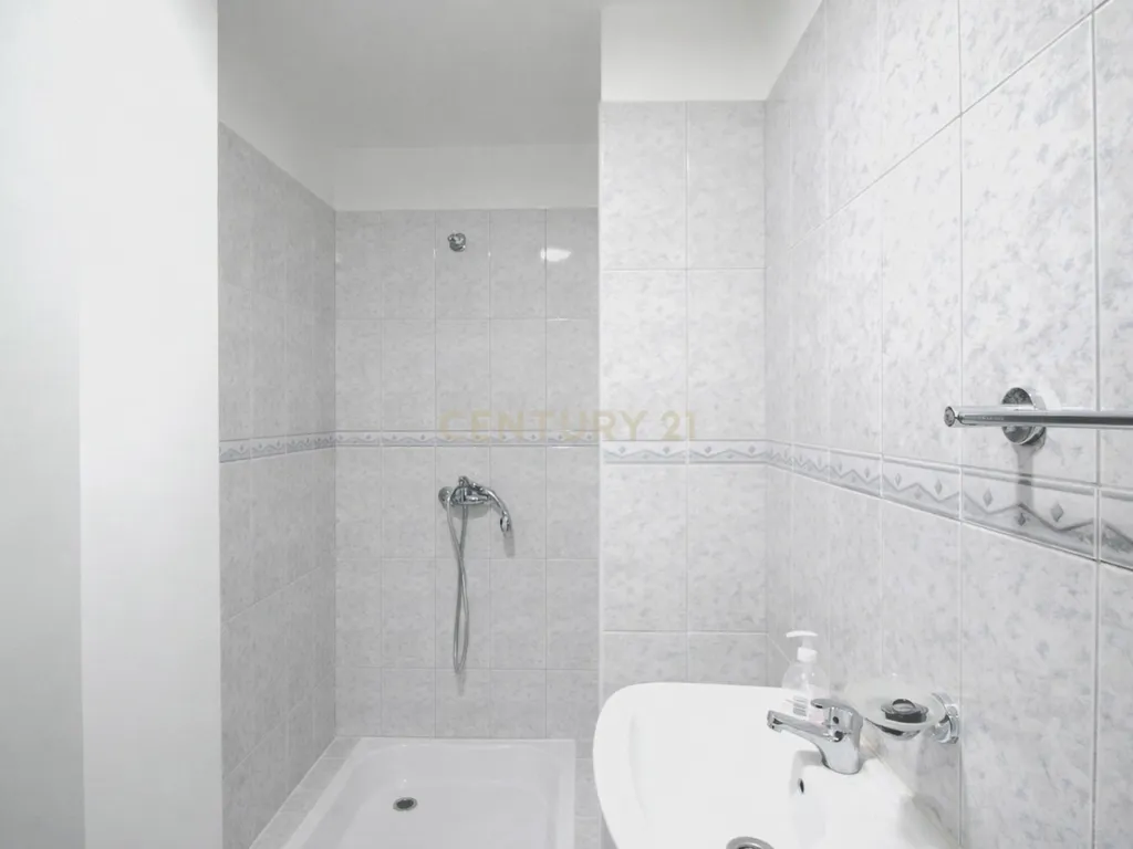 Escritório / Espaço Comercial para Arrendamento em São Martinho – Funchal - Image 11