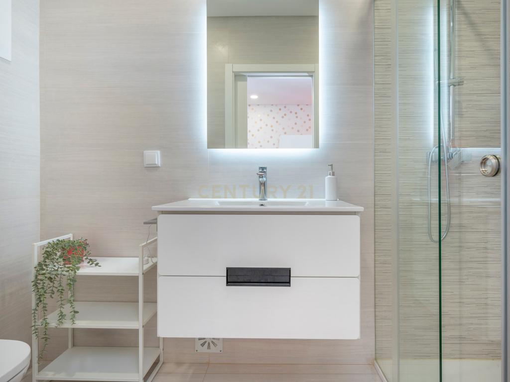 Luxuosa Moradia T5 com Vista Panorâmica em Odivelas - Image 23