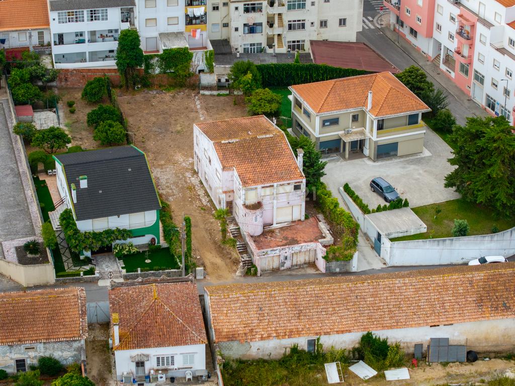 Moradia T5 para remodelar ou lote para construção — Centro do Bombarral - Image 1