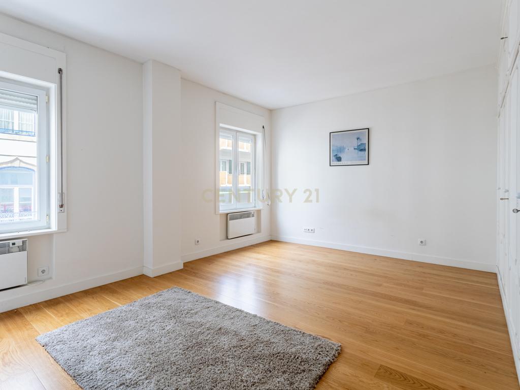 Apartamento T2 renovado, com estacionamento e elevador, em Campo de Ourique, Lisboa - Image 3
